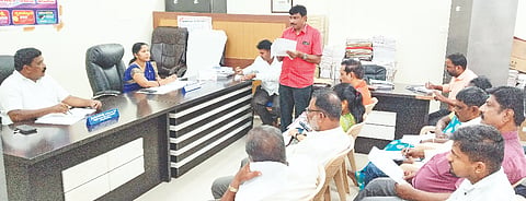 ಹನೂರು ತಾಲೂಕು ಪಂಚಾಯಿತಿಯಲ್ಲಿ ಗ್ಯಾರಂಟಿ ಯೋಜನೆಗಳ ಅನುಷ್ಠಾನ ಸಮಿತಿ ತಾಲೂಕು ಅಧ್ಯಕ್ಷ ಪಾಳ್ಯ ರಾಚಯ್ಯ ಅಧ್ಯಕ್ಷತೆಯಲ್ಲಿ ಪ್ರಗತಿ ಪರಿಶೀಲನಾ ಸಭೆ ನಡೆಯಿತು, ಶಶಿಕಲಾ, ಅಂಬಿಕಾ, ವಿಶ್ವನಾಥ್, ಭೋಗನಾಯಕ ಇತರರು ಇದ್ದರು. 