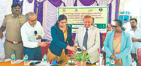 ಹನೂರಿನಲ್ಲಿ ರಸ್ತೆ ಸುರಕ್ಷತೆ ಮಾಸಾಚರಣೆ ಅಂಗವಾಗಿ ಆಯೋಜಿಸಿದ್ಧ ಕಾನೂನು ಅರಿವು ಕಾರ್ಯಕ್ರಮವನ್ನು ನ್ಯಾಯಾಧೀಶ ಟಿ.ಸಿ.ಶ್ರೀಕಾಂತ್ ಉದ್ಘಾಟಿಸಿದರು. ಸುನೀತಾ, ಕಾವ್ಯಶ್ರೀ, ಆನಂದಮೂರ್ತಿ, ನಾಗರಾಜು ಇತರರು ಇದ್ದರು. 