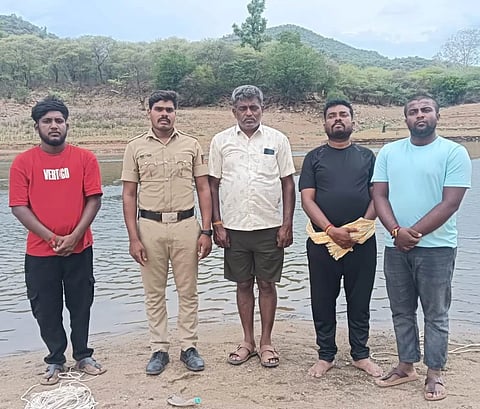 ಹೊಗೇನಕಲ್ ಫಾಲ್ಸ್‌ನ ಕಾವೇರಿ ನದಿಯಲ್ಲಿ ಪ್ರಾಣಾಪಾಯದಿಂದ ಪಾರಾದ ನಾಲ್ವರು.  