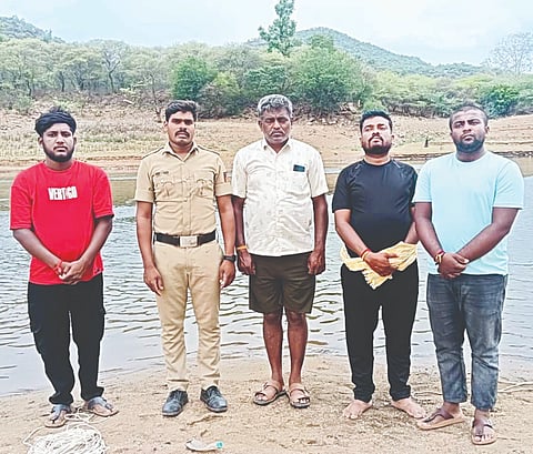 ಹೊಗೇನಕಲ್ ಫಾಲ್ಸ್‌ನ ಕಾವೇರಿ ನದಿಯಲ್ಲಿ ಪ್ರಾಣಾಪಾಯದಿಂದ ಪಾರಾದ ನಾಲ್ವರು.  