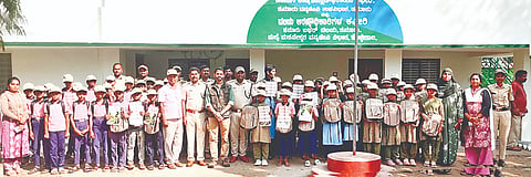 ಮಲೆಮಹದೇಶ್ವರ ವನ್ಯಜೀವಿ ಧಾಮದ ವತಿಯಿಂದ ದಿನ್ನಳ್ಳಿ ಸರ್ಕಾರಿ ಶಾಲೆಯ ವಿದ್ಯಾರ್ಥಿಗಳನ್ನು ಚಿಣ್ಣರ ವನದರ್ಶನಕ್ಕೆ ಕರೆದೊಯ್ಯಲಾಯಿತು. ವಿರಾಜ್ ಹೊಸೂರ್, ನಾಗರಾಜು, ವಿನಾಯಕ, ಇತರರು ಇದ್ದರು. 
