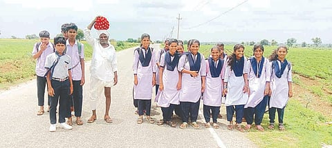 ಯಲಗಟ್ಟಾ ಗ್ರಾಮದ ವಿದ್ಯಾರ್ಥಿಗಳು ನಡೆದುಕೊಂಡು ಶಾಲೆಗೆ ಹೋಗುತ್ತಿರುವುದು.
