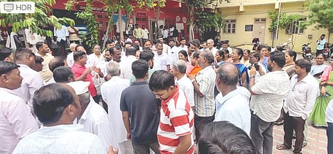 ಇಳಕಲ್ಲ ಎಪಿಎಂಸಿ ಲಕ್ಷ್ಮೀ ನಗರದ ನಿವಾಸಿಗಳು ಕುಡಿಯುವ ನೀರು ಪೂರೈಸುವಂತೆ ಆಗ್ರಹಿಸಿ ನಗರಸಭೆ ಕಚೇರಿಗಳಿಗೆ ಬೀಗ ಜಡಿದು ಪ್ರತಿಭಟಿಸಿದರು. ವಿಜಯ ಹಿರೇಮಠ, ದೊಡ್ಡಪ್ಪ ಕವಡಿಮಟ್ಟಿ, ಎಂ.ಆರ್. ಪಾಟೀಲ, ಮಹಾಂತಯ್ಯ ವೀರಾಪೂರಮಠ, ಆನಂದ ರಾಠೋಡ, ನಾಗರಾಜ ಆಲಕುಂಟಿ, ಅನವೇಶ ದೊಡ್ಡಮನಿ ಇದ್ದರು.
