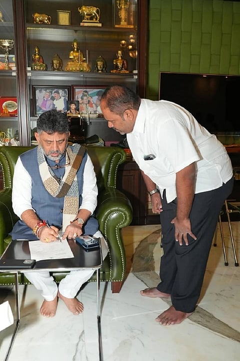 ಗುಂಡ್ಲುಪೇಟೆ ಶಾಸಕ ಎಚ್.ಎಂ.ಗಣೇಶ್ ಪ್ರಸಾದ್ ಉಪಮುಖ್ಯಮಂತ್ರಿ ಡಿ.ಕೆ.ಶಿವಕುಮಾರ್ ಅವರನ್ನು ಭೇಟಿ ಮಾಡಿ ತಾಲೂಕಿನ ವಿವಿಧ ಅಭಿವೃದ್ದಿ ಯೋಜನೆಗಳಿಗೆ ಚಾಲನೆ ನೀಡಲು ಆಹ್ವಾನಿಸಿದರು.