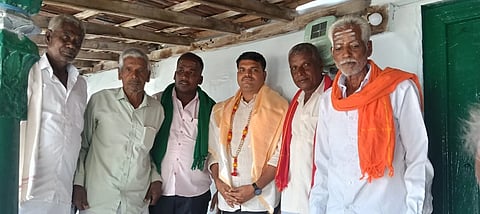 ಗುಂಡ್ಲುಪೇಟೆ ತಾಲೂಕಿನ ಹೊನ್ನಶೆಟ್ಟರಹುಂಡಿ ಗ್ರಾಮದಲ್ಲಿ ಶ್ರೀ ಬೆಟ್ಟದ ಚಿಕ್ಕಮ್ಮನವರ ದೇವಸ್ಥಾನದ ಆಡಳಿತ ಮಂಡಳಿಯ ನೂತನ ಅಧ್ಯಕ್ಷರಾಗಿ ಆಯ್ಕೆಯಾದ ಸಿದ್ದೇಶ ಅವರನ್ನು ಮುಖಂಡರು ಅಭಿನಂದಿಸಿದರು. ಮಹದೇವೇಗೌಡ, ಬಸವೇಗೌಡ,ಕರೀಗೌಡ ಇತರರಿದ್ದರು. 