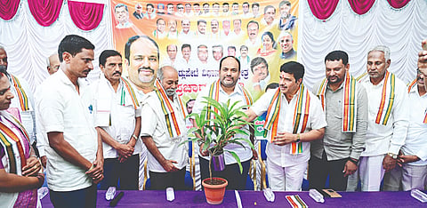 ಗುಂಡ್ಲುಪೇಟೆ ಪಟ್ಟಣದ ಖಾಸಗಿ ಹೋಟೆಲ್‌ನಲ್ಲಿ ಆಯೋಜಿಸಿದ್ದ ಬೇಗೂರು ಹಾಗೂ ಗುಂಡ್ಲುಪೇಟೆ ಬ್ಲಾಕ್ ಕಾಂಗ್ರೆಸ್ ಪ್ರಚಾರ ಸಮಿತಿಯ ಸಭೆಯನ್ನು ಎಸ್. ನಾರಾಯಣ್ ಉದ್ಘಾಟಿಸಿದರು. ಗಣೇಶ್ ಪ್ರಸಾದ್, ಮುನಿರಾಜು, ನಂಜಪ್ಪ, ರಾಜಶೇಖರ್ ಇದ್ದರು. 