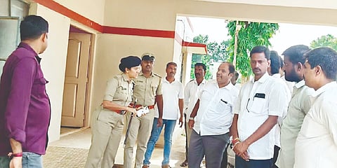ಸಂಚಾರ ಪೊಲೀಸ್ ಠಾಣೆ ನಿರ್ಮಿಸುವ ಸಂಬಂಧ ಪೊಲೀಸ್ ಅಧಿಕಾರಿಗಳ ಜತೆ ಶಾಸಕ ಎಚ್.ಎಂ.ಗಣೇಶ್ ಪ್ರಸಾದ್ ಚರ್ಚಿಸಿದರು. ಭೂ ನ್ಯಾಯಮಂಡಳಿ ಸದಸ್ಯ ಜಿ.ಜೆ.ಲೋಕೇಶ್, ಮುಖಂಡರು ಹಾಗೂ ಪೊಲೀಸ್ ಸಿಬ್ಬಂದಿ ಇದ್ದರು.