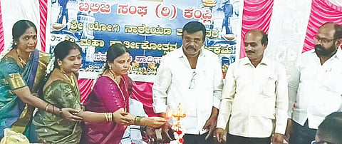 ಕಂಪ್ಲಿಯಲ್ಲಿ ಬಲಿಜ ಸಂಘದಿಂದ ಆಯೋಜಿಸಿದ್ದ ಕಾರ್ತೀಕೋತ್ಸವ ಕಾರ್ಯಕ್ರಮವನ್ನು ಸಂಘದ ಮಹಿಳಾ ಘಟಕದ ಅಧ್ಯಕ್ಷೆ ಶಾರದಾ ಲೋಕೇಶ ಉದ್ಘಾಟಿಸಿದರು. ಪ್ರಮುಖರಾದ ರಂಗನಾಥ, ಎಂ.ಮಲ್ಲಿಕಾರ್ಜುನ, ಬಿ.ವೆಂಕಟೇಶ, ಬಿ.ರಂಗಸ್ವಾಮಿ, ಕವಿತಾಳ ವಿದ್ಯಾ ಇತರರಿದ್ದರು. 