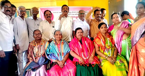ಕಂಪ್ಲಿಯಲ್ಲಿ ರಾಜ್ಯ ಸರ್ಕಾರಿ ನಿವೃತ್ತ ನೌಕರರ ಸಂಘದಿಂದ ಆಯೋಜಿಸಿದ್ದ ಮಹಿಳಾ ದಿನಾಚರಣೆ ಕಾರ್ಯಕ್ರಮದಲ್ಲಿ ನಿವೃತ್ತ ಮಹಿಳಾ ನೌಕರರನ್ನು ಗೌರವಿಸಲಾಯಿತು.