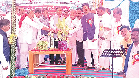 ಕಾನಹೊಸಹಳ್ಳಿ ಸಮೀಪದ ಗೆದ್ದಲಗಟ್ಟೆ ಗ್ರಾಮದಲ್ಲಿ ಹಮ್ಮಿಕೊಂಡಿದ್ದ ಸಹಿಪ್ರಾ ಶಾಲೆಯ ಅಮೃತ ಮಹೋತ್ಸವ ಕಾರ್ಯಕ್ರಮವನ್ನು ಶಾಸಕ ಡಾ.ಎನ್.ಟಿ.ಶ್ರೀನಿವಾಸ್ ಉದ್ಘಾಟಿಸಿದರು. ಬಿಇಒ ಮೈಲೇಶ್ ಬೇವೂರು, ಎಸ್ಡಿಎಂಸಿ ಅಧ್ಯಕ್ಷ ಪರಶುರಾಮ, ಗ್ರಾಪಂ ಅಧ್ಯಕ್ಷೆ ಲಕ್ಷ್ಮೀದೇವಿ ರಾಮಣ್ಣ, ಸಿಆರ್‌ಪಿ ಪ್ರಕಾಶ್ ಇತರರಿದ್ದರು.