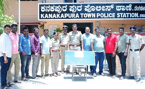 ಕನಕಪುರ ಬಸವೇಶ್ವರನಗರದಲ್ಲಿ ಮನೆಗಳ್ಳತನ ಮಾಡಿದ್ದ ಆರೋಪಿಯಿಂದ 1.80 ಲಕ್ಷ ರೂ ಮೌಲ್ಯದ ಚಿನ್ನಾಭರಣ ವಶಪಡಿಸಿಕೊಂಡಿರುವುದು.