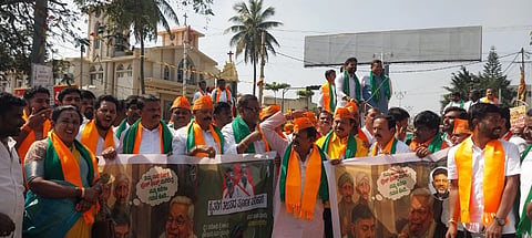 ಚಿತ್ರ ೦೯ ಕೆ.ಎಲ್.ಆರ್. ೦೧ : ಕೋಲಾರದಲ್ಲಿ ಬಿಜೆಪಿ ರೈತಮೋರ್ಚಾ ವತಿಯಿಂದ ರಾಜ್ಯ ಸರ್ಕಾರದ ವಿರುದ್ಧ ಪ್ರತಿಭಟನೆ ನಡೆಸಿದರು. ಮಾಜಿ ಸಂಸದ ಮುನಿಸ್ವಾಮಿ, ಜಿಲ್ಲಾ ಬಿಜೆಪಿ ರೈತಮೋರ್ಚಾ ಅಧ್ಯಕ್ಷ ಕೊಮ್ಮನಹಳ್ಳಿ ಆನಂದ್, ಮಾಜಿ ಸಚಿವ ವರ್ತೂರು ಪ್ರಕಾಶ್ ಮುಂತಾದವರು ಭಾಗವಹಿಸಿದರು. 