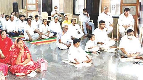 ಕಂಪ್ಲಿಯಲ್ಲಿ ಜೈನ ಸಮುದಾಯದಿಂದ ನಡೆದ ವಿಶ್ವ ನವಕರ ಮಹಾಮಂತ್ರ ದಿನದ ನಿಮಿತ್ತ ಜೈನರು ಸಾಮೂಹಿಕ ನವಕರ ಮಹಾಮಂತ್ರ ಜಪಿಸಿದರು. ಪ್ರಮುಖರಾದ ಜವೇರಿಲಾಲ್ ಬಾಗ್ರೇಚಾ, ಶಾಂತಿಲಾಲ್ ಬಾಲಾರ್, ಶಾಂತಿಲಾಲ್ ಸಿಂಘ್ವಿ, ಫತೇಕುಮಾರ್ ಭಾಫ್ಣ, ಪಾರಸ್‌ಮಲ್ ಹುಂಡಿಯಾ ಇತರರಿದ್ದರು.