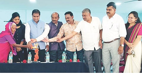 ಕೂಡ್ಲಿಗಿ ಶ್ರೀಮತಿ ಅಂಗಡಿ ವೀರಮ್ಮ, ತಿರುಕಪ್ಪ ಸರ್ಕಾರಿ ಪ್ರಥಮ ದರ್ಜೆ ಕಾಲೇಜಿನಲ್ಲಿ ಅಂತಾರಾಷ್ಟ್ರೀಯ ಮಹಿಳಾ ದಿನ ಹಾಗೂ ಕಲೋತ್ಸವ ಕಾರ್ಯಕ್ರಮಕ್ಕೆ ಶಾಸಕ ಡಾ.ಎನ್.ಟಿ.ಶ್ರೀನಿವಾಸ್ ಚಾಲನೆ ನೀಡಿದರು. ತಹಸೀಲ್ದಾರ್ ವಿ.ಕೆ.ನೇತ್ರಾವತಿ, ಭೂದಾನಿಗಳ ವಂಶಸ್ಥ ವೀರೇಶ್ ಅಂಗಡಿ, ಪ್ರಾಚಾರ್ಯ ಷಣ್ಮುಖನಗೌಡ ಸಂಕನಾಳ್, ಪ್ರಾಧ್ಯಾಪಕರಾದ ಡಾ.ಜ್ಯೋತಿ, ದೈಹಿಕಶಿಕ್ಷಣ ನಿರ್ದೇಶಕ ಜಿ.ಗುರುಬಸವರಾಜ ಇತರರಿದ್ದರು.