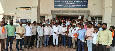 ಹೊಸಪೇಟೆ ಜಿಲ್ಲಾಧಿಕಾರಿ ಕಚೇರಿ ಮುಂದೆ ಶಿವರಾತ್ರಿಗೆ ಮಾಂಸ ಮಾರಾಟವನ್ನು ನಿಷೇಧಿಸಬೇಕೆಂದು ವಿವಿಧ ಸಂಘಟನೆಗಳಿAದ ಪ್ರತಿಭಟನೆ ನಡೆಯಿತು. ಪ್ರಮುಖರಾದ ಪಿ.ವೆಂಕಟೇಶ ಪೂಜಾರಿ, ಗಣೇಶ್, ಎಂ.ರಾಘವೇAದ್ರ, ಕೃಷ್ಣಮೂರ್ತಿ, ಬಿ.ಮಂಜುನಾಥ್, ಎಂ.ಶಿವಶAಕರ್, ವೆಂಕಟೇಶ್, ಪ್ರದೀಪ್ ಕುಮಾರ್, ಕುಮಾರ್‌ಸ್ವಾಮಿ ಸೇರಿದಂತೆ ಇತರರಿದ್ದರು.