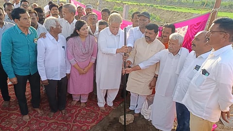 ಹೊಸಪೇಟೆಯಲ್ಲಿ ಶುಕ್ರವಾರ ಸಂಜೆ ವಿದ್ಯುತ್ ಉಪಕೇಂದ್ರಕ್ಕೆ ಶಾಸಕ ಎಚ್.ಆರ್.ಗವಿಯಪ್ಪ sÀÆಮಿ ಪೂಜೆ ನೆರವೇರಿಸಿದರು. ಎಸ್ಪಿ ಎಸ್.ಜಾಹ್ನವಿ, ಎಎಸ್ಪಿ ಮಂಜುನಾಥ, ಡಿವೈಎಸ್ಪಿ ಡಾ.ಮಂಜುನಾಥ, ಜಿಲ್ಲಾ ನಗರಾಭಿವೃದ್ಧಿ ಯೋಜನಾ ನಿರ್ದೇಶಕ ಮನೋಹರ್ ಇತರರಿದ್ದರು.