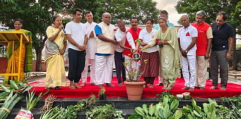 ಹೊಸಪೇಟೆ ಫ್ರೀಡಂ ಪಾರ್ಕ್ ಯೋಗವನದಲ್ಲಿ ಭಾನುವಾರ ಆಚಾರ್ಯ ಬಾಲಕೃಷ್ಣ ಅವರ ಜನ್ಮದಿನದ ಅಂಗವಾಗಿ ಗಿಡಮೂಲಿಕೆ ದಿನಾಚರಣೆ (ಜಡಿಬೂಟಿ ದಿವಸ್) ಮುನಿರಾಬಾದ್ ತೋಟಗಾರಿಕಾ ತರಬೇತಿ ಕೇಂದ್ರದ ಹಿರಿಯ ಸಹಾಯಕ ನಿರ್ದೇಶಕಿ ಪೂರ್ಣಿಮಾ ಉದ್ಘಾಟಿಸಿದರು. ಕನ್ನಡ ವಿವಿ ಯೋಗಾಧ್ಯಯನ ಕೇಂದ್ರದ ಉಪನ್ಯಾಸಕ ಕೃಷ್ಣ ನಾಯ್ಕ, ಪತಂಜಲಿ ಕಿಸಾನ್ ಸೇವಾ ಸಮಿತಿಯ ಜಿಲ್ಲಾ ಪ್ರಭಾರಿ ವಿಠೋಬ ಬಲ್ಲೂರ್ ಇತರರಿದ್ದರು.