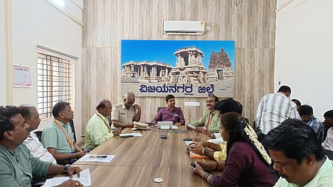 ಹೊಸಪೇಟೆ ಜಿಲ್ಲಾಧಿಕಾರಿಗಳ ಕಚೇರಿಯಲ್ಲಿ ಸೋಮವಾರ ಅಪರ ಜಿಲ್ಲಾಧಿಕಾರಿ ಇ.ಬಾಲಕೃಷ್ಣ ಪೂರ್ವಸಿದ್ಧತಾ ಸಭೆ ನಡೆಸಿದರು. ಎಎಸ್ಪಿ ಮಂಜುನಾಥ, ಜಿಲ್ಲಾ ಆಯುಷ್ ಇಲಾಖೆ ಡಾ.ಫಣೀಂದರ್, ವೈದ್ಯಾಧಿಕಾರಿ ಗುರುಬಸವರಾಜ್ ಇತರರಿದ್ದರು.