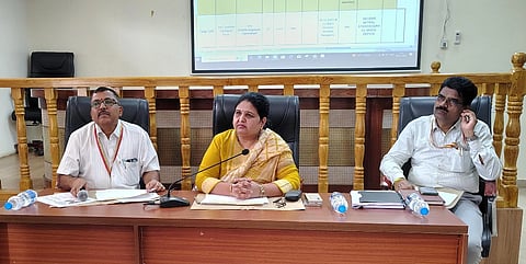 ಹೊಸಪೇಟೆ ಜಿಲ್ಲಾಧಿಕಾರಿ ಕಚೇರಿ ಸಭಾಂಗಣದಲ್ಲಿ ಮಂಗಳವಾರ ಜಿಲ್ಲಾಧಿಕಾರಿ ಕವಿತಾ ಎಸ್.ಮನ್ನಿಕೇರಿ ಅಧ್ಯಕ್ಷತೆಯಲ್ಲಿ ಅಂತರ ಇಲಾಖಾ ಸಮನ್ವಯ ಸಮಿತಿ ಸಭೆ ನಡೆಯಿತು. ಡಿಎಚ್‌ಒ ಶಂಕರ್‌ನಾಯ್ಕ, ಸಿಪಿಒ ಅನ್ನಧಾನ ಸ್ವಾಮಿ ಇದ್ದರು.