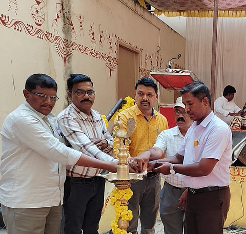 ಹೊಸಪೇಟೆ ಶಂಕರ್ ಆನಂದ್ ಸಿಂಗ್ ಸರ್ಕಾರಿ ಪದವಿ ಕಾಲೇಜಿನಲ್ಲಿ ನಡೆದ ಭೀಮಾ ಗಾಯನ ಕಾರ್ಯಕ್ರಮವನ್ನು ಪ್ರಾಂಶುಪಾಲ ಡಾ.ನಾಗಣ್ಣ ಕಿಲಾರಿ ಉದ್ಘಾಟಿಸಿದರು. ವಾರ್ತಾ ಇಲಾಖೆ ಹಿರಿಯ ಸಹಾಯಕ ನಿರ್ದೇಶಕ ಧನಂಜಯಪ್ಪ, ಪ್ರಾಧ್ಯಾಪಕರಾದ ಸಿ.ದೇವಣ್ಣ, ದ್ವಾರಕಸ್ವಾಮಿ, ಗುರುರಾಜ್ ಇತರರಿದ್ದರು.