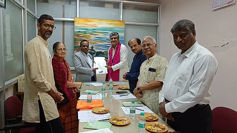 ಬೆಂಗಳೂರಿನ ಕನ್ನಡ ವಿವಿ ಪ್ರಾದೇಶಿಕ ಕಚೇರಿಯಲ್ಲಿ ಸಂಗೀತ ವಿಶ್ವಕೋಶದ ಸಂಪಾದಕ ಡಾ.ಆರ್.ಎಸ್.ನಂದಕುಮಾರ್ ಅವರು ಸಿದ್ಧಪಡಿಸಿದ ಕರಡು ಪ್ರತಿಯನ್ನು ಕುಲಪತಿ ಡಾ.ಡಿ.ವಿ.ಪರಮಶಿವಮೂರ್ತಿ ಕುಲಪತಿಗಳಿಗೆ ಅಧಿಕೃತವಾಗಿ ಹಸ್ತಾಂತರಿಸಿದರು. ಸಂಪಾದನಾ ಮಂಡಳಿ ಸದಸ್ಯ ಎಸ್.ವಿ.ಮಠಪತಿ, ಪ್ರಾಧ್ಯಾಪಕ ಡಾ.ರೋಹಿಣಿ ಸುಬ್ಬರತ್ನ, ಡಾ.ನಾಗರಾಜರಾವ್ ಹವಾಲ್ದಾರ್, ಡಾ.ಕೃಷ್ಣಮೂರ್ತಿ ಭಟ್ಟ, ಸಂಗೀತ ಮತ್ತು ನೃತ್ಯಕಲಾ ವಿಭಾಗದ ಮುಖ್ಯಸ್ಥ ಡಾ.ವೀರೇಶ ಬಡಿಗೇರ, ಪ್ರಸಾರಾಂಗದ ಪ್ರಕಟಣಾ ಸಹಾಯಕ ಡಾ.ಎಸ್.ಮೋಹನ್ ಇತರರಿದ್ದರು.