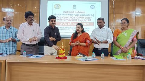 ಹೊಸಪೇಟೆ ಜಿಲ್ಲಾಧಿಕಾರಿಗಳ ಕಚೇರಿ ಸಭಾಂಗಣದಲ್ಲಿ ಸೋಮವಾರ ಜನಗಣತಿ ತರಬೇತಿ ಕಾರ್ಯಾಗಾರವನ್ನು ಅಪರ ಜಿಲ್ಲಾಧಿಕಾರಿ ಇ.ಬಾಲಕೃಷ್ಣ ಉದ್ಘಾಟಿಸಿರು. ತಹಸೀಲ್ದಾರ್ ಶೃತಿ ಎಂ.ಮಳ್ಳಪಪಗೌಡ್ರ್, ಸಿಪಿಒ ಅನ್ನದಾನಯ್ಯ, ನಗರಸಭೆ ಪೌರಾಯುಕ್ತ ಶಿವಕುಮಾರ್ ಎರಗುಡಿ, ಪ್ರಮುಖರಾದ ಮ್ಯಾಥ್ಯು, ಶ್ರೀಕಾಂತ್ ಇತರರಿದ್ದರು.