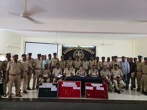 ವಿವಿಧ ಪ್ರಕರಣಗಳಲ್ಲಿ ಪೊಲೀಸರು ಜಪ್ತಿ‌ ಮಾಡಿದ ಚಿನ್ನಾಭರಣಗಳೊಂದಿಗೆ ಎಸ್ಪಿ ಎಸ್‌.ಜಾಹ್ನವಿ, ಎಎಸ್ಪಿ ಮಂಜುನಾಥ, ಡಿವೈಎಸ್ಪಿ ಸಂತೋಷ್ ಚವ್ಹಾಣ್, ಸಿಪಿಐ ಗಳಾದ ಮಲ್ಲಪ್ಪ ಹೂಗಾರ್, ಮಹಾಂತೇಶ್ ಸಜ್ಜನ್, ಸೋಮ್ಲಾನಾಯ್ಕ, ಫೈಜುಲ್ಲಾ ಸೇರಿ ಇತರರಿದ್ದರು.