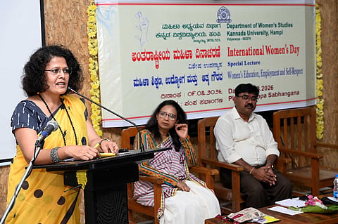 ಕನ್ನಡ ವಿವಿಯ ಪಂಪ ಸಭಾಂಗಣದಲ್ಲಿ ಸೋಮವಾರ ನಡೆದ ಅಂತರಾಷ್ಟಿçÃಯ ಮಹಿಳಾ ದಿನಾಚರಣೆಯ ಕಾರ್ಯಕ್ರಮದಲ್ಲಿ ವಿವಿಯ ಸಹಪ್ರಾಧ್ಯಾಪಕಿ ಡಾ.ಜ್ಯೋತಿ ಮಾತನಾಡಿದರು. ಕುಲಸಚಿವ ಡಾ.ವಿರೂಪಾಕ್ಷಿ ಪೂಜಾರಹಳ್ಳಿ, ಮಹಿಳಾ ಅಧ್ಯಯನ ವಿಭಾಗದ ಪ್ರಾಧ್ಯಾಪಕಿ ಡಾ.ಶೈಲಜ ಇಂ.ಹಿರೇಮಠ ಇತರರಿದ್ದರು.