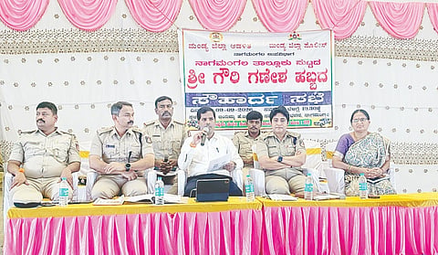 ನಾಗಮಂಗಲ ಪಟ್ಟಣದ ಖಾಸಗಿ ಸಮುದಾಯ ಭವನದಲ್ಲಿ ಗೌರಿ ಗಣೇಶ ಹಬ್ಬ ಹಿನ್ನೆಲೆಯಲ್ಲಿ ಸೌಹಾರ್ದ ಸಭೆ ಹಮ್ಮಿಕೊಳ್ಳಲಾಗಿತ್ತು. ಜಿಲ್ಲಾಧಿಕಾರಿ ಡಾ.ಕುಮಾರ್, ಎಸ್ಪಿ ಡಾ.ಶೋಭರಾಣಿ ಇದ್ದರು.