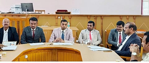 ನಾಗಮಂಗಲದ ಜೆಎಂಎಫ್‌ಸಿ ನ್ಯಾಯಾಲಯದ ಆವರಣದಲ್ಲಿ ಆಯೋಜಿಸಿದ್ದ ಪೂರ್ವಭಾವಿ ಸಭೆಯಲ್ಲಿ ಧಿಕಾರಿಗಳು ಹಾಗೂ ವಕೀಲರು ಪಾಲ್ಗೊಂಡಿದ್ದರು. ಫೆಲಿಕ್ಸ್ ಅಲ್ಫೋನ್ಸ್ ಅಂಥೋಣಿ ಇದ್ದರು. 
