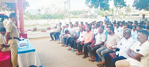  ಸರಗೂರು ಪಟ್ಟಣ ಪೋಲೀಸ್ ಠಾಣೆಯ ಆವರಣದಲ್ಲಿ ಬುಧವಾರ ಗಣೇಶ ಚತುರ್ಥಿ ಪ್ರಯುಕ್ತ ಆಯೋಜಿಸಿದ್ದ ಶಾಂತಿ ಸಭೆಯಲ್ಲಿ ವೃತ್ತ ನಿರೀಕ್ಷಕ ಪ್ರಸನ್ನಕುಮಾರ್ ಮಾತನಾಡಿದರು. ಆರ್ ಕಿರಣ್, ಸರಗೂರು ಕೃಷ್ಣ, ಸಿದ್ದರಾಜು, ವೇಣುಗೋಪಾಲ್ ಇತರರು ಇದ್ದರು.