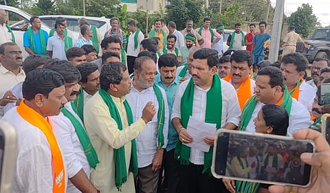 ಶಿಡ್ಲಟ್ಟಕ್ಕೆ ಬರ ಪರಿಸ್ಥಿತಿ ವೀಸಲು ಆಗಮಿಸಿದ್ದ ಬಿಜೆಪಿ ರಾಜ್ಯಾಧ್ಯಕ್ಷ ವಿಜಯೇಂದ್ರ ಅವರನ್ನು ಭೇಟಿ ಮಾಡಿದ ಕೆಐಎಡಿಬಿ ಭೂಸ್ವಾಧಿನ ವಿರೋಧಿ ಹೋರಾಟ ಸಮಿತಿ ಮುಖಂಡರು ಭೂಸ್ವಾಧಿನದ ವಿರುದ್ಧ 150 ದಿನಗಳಿಂದ ನಡೆಸುತ್ತಿರುವ ಹೋರಾಟದ ವಿವರ ನೀಡಿದರು.
