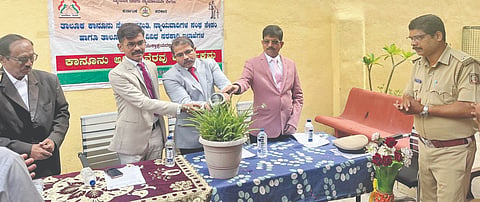 ಸೇಡಂನ ಉಪ-ಕಾರಾಗೃಹದಲ್ಲಿ ಬಂದಿಗಳಿಗೆ ಆಯೋಜಿಸಿಲಾಗಿದ್ದ ಕಾನೂನು ಅರಿವು ನೆರವು ಕಾರ್ಯಕ್ರಮವನ್ನು ನ್ಯಾಯಾಧೀಶ ಸಿರಾಜೋದ್ದಿನ್​ ಎ. ಉದ್ಘಾಟಿಸಿದರು. ಬಸವರಾಜ ತಳವಾರ, ಬಾಲು ಜಾಧವ್​, ಶರಣಬಸಪ್ಪ ಹಾಗರಗಿ ಇದ್ದರು.