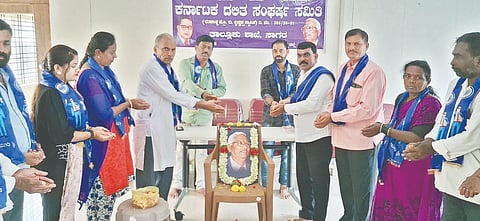 ಸಾಗರದಲ್ಲಿ ಡಿಎಸ್​ಎಸ್​ನಿಂದ(ಪಾಂಡುರಂಗಸ್ವಾಮಿ ಬಣ) ಏರ್ಪಡಿಸಿದ್ದ ಪ್ರೊ. ಬಿ.ಕೃಷ್ಣಪ್ಪ ಜನ್ಮದಿನಾಚರಣೆ ಕಾರ್ಯಕ್ರಮದಲ್ಲಿ ಭಾವಚಿತ್ರಕ್ಕೆ ರಾಜ್ಯ ರೈತ ಸಂದ ಉಪಾಧ್ಯ ಶಿವಾನಂದ ಕುಗ್ವೆ ಪುಷ್ಪಾರ್ಚನೆ ಮಾಡಿದರು. ಗಣಪತಿ, ಕಲ್ಲಪ್ಪ, ಗೌರಮ್ಮ ಇತರರಿದ್ದರು.