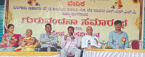 ಸಿರಿಗೇರಿ ಸರ್ಕಾರಿ ಬಾಲಕರ ಪ್ರೌಢಶಾಲೆಯ ಎಸ್‌ಎಸ್‌ಎಲ್‌ಸಿ 2005-06ನೇ ಸಾಲಿನ ಗುರುವಂದನಾ ಮತ್ತು ಸ್ನೇಹ ಸಮ್ಮಿಲನ ಕಾರ್ಯಕ್ರಮದಲ್ಲಿ ನಿವೃತ್ತ ಮುಖ್ಯ ಶಿಕ್ಷಕ ಶ್ರೀರಾಮುಲು   ಮಾತನಾಡಿದರು.  ಕ್ಷೇತ್ರ ಶಿಕ್ಷಣಾಧಿಕಾರಿ ಎಚ್. ಗುರ್ರಪ್ಪ ಕಾರ್ಯಕ್ರಮ ಉದ್ಘಾಟಿಸಿದರು. ನಿವೃತ್ತ ಶಿಕ್ಷಕರಾದ ರಜಿಯಾ ಸುಲ್ತಾನ, ವಾಣಿ, ಎಸ್‌ಡಿಎಂಸಿ ಅಧ್ಯಕ್ಷ ಬಿಚ್ಚುಗತ್ತಿ ಮಲ್ಲಯ್ಯ, ಬಿಆರ್‌ಸಿ   ತಮ್ಮನ ಗೌಡ ಪಟೇಲ್, ಪ್ರಭಾರ ಮುಖ್ಯಶಿಕ್ಷಕ ವೆಂಕಟೇಶ್, ಶಿಕ್ಷಕ ವೃಂದ ಹಾಗೂ ಹಳೆಯ ವಿದ್ಯಾರ್ಥಿಗಳು ಇದ್ದರು.