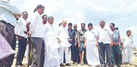 ಎಂಎಲ್ಸಿ ಎನ್.ಎಸ್.ಬೋಸರಾಜು ಸಿರವಾರ ತಾಲೂಕಿನ ನವಲಕಲ್ ಬಳಿ ತುಂಗಭದ್ರಾ ಎಡದಂಡೆ ಪರಿಶೀಲಿಸಿದರು.