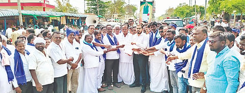 ಸಿರವಾರದಲ್ಲಿ ತಹಸೀಲ್ದಾರ್ ಅಶೋಕ ಪವಾರ್‌ಗೆ ಮಾದಿಗ ಒಳಮೀಸಲಾತಿ ಐಕ್ಯ ಹೋರಾಟ ಸಮಿತಿ ಮನವಿ ಸಲ್ಲಿಸಿತು. ಸಮಿತಿ ಜಿಲ್ಲಾಧ್ಯಕ್ಷ ಅಬ್ರಾಹಂ ಹೊನ್ನಟಗಿ, ಎಂ.ಪ್ರಕಾಶಪ್ಪ, ಬಡ್ಡ ಹನುಮಂತ, ಹರಳಪ್ಪ ಯದ್ದಲದಿನ್ನಿ, ಅಜಿತ್ ಕುಮಾರ ಹೊನ್ನಟಗಿ, ಸಾಮೇಲಪ್ಪ ನ್ಯಾಯಬೆಲೆ, ಮಾರ್ಕಂಡಪ್ಪ, ಬಸವರಾಜ ಭಂಡಾರಿ, ಮಲ್ಲಪ್ಪ ನಾರಬಂಡಿ ಇದ್ದರು.