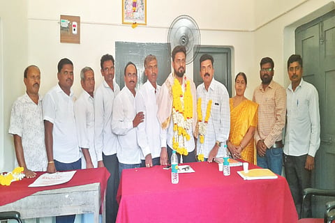 ತರೀಕೆರೆ ಪಿಕಾರ್ಡ್ ಬ್ಯಾಂಕ್ ಅಧ್ಯಕ್ಷರಾಗಿ ಅವಿರೋಧ ಆಯ್ಕೆಯಾದ  ಕಿರಣ್‌ಕುಮಾರ್ ಅವರನ್ನು ಸಿಡಿಸಿಸಿ ಬ್ಯಾಂಕ್ ನಿರ್ದೇಶಕ ಟಿ.ಎಲ್.ರಮೇಶ್ ಅಭಿನಂದಿಸಿದರು.