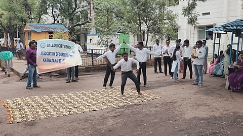 ಬಳ್ಳಾರಿಯ ಬಿಮ್ಸ್ ಆವರಣದಲ್ಲಿ ರಾಷ್ಟ್ರೀಯ ಶಸ್ತ್ರಚಿಕಿತ್ಸಕರ ಸಾಪ್ತಾಹಿಕ ಆಚರಣೆ ಅಂಗವಾಗಿ ಬೀದಿ ನಾಟಕ ಪ್ರದರ್ಶನ ನಡೆಯಿತು. 