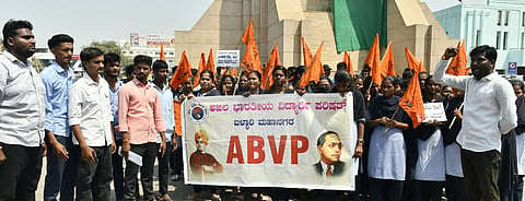 ಬಳ್ಳಾರಿಯ ಗಡಗಿ ಚನ್ನಪ್ಪ ವೃತ್ತದಲ್ಲಿ ಅಖಿಲ ಭಾರತೀಯ ವಿದ್ಯಾರ್ಥಿ ಪರಿಷತ್ (ಎಬಿವಿಪಿ) ಸಂಘಟನೆಯಿಂದ ಪ್ರತಿಭಟನೆ ನಡೆಯಿತು. ಜಿಲ್ಲಾ ಸಂಚಾಲಕ ಕೆ.ದಿಲೀಪ್ ಕುಮಾರ್, ಪದಾಧಿಕಾರಿಗಳಾದ ನಾಗರಾಜ್, ವಿರೇಶ್, ಸೌಮ್ಯ, ಜ್ಯೋತಿ, ಲಾವಣ್ಯ ಇತರರಿದ್ದರು.