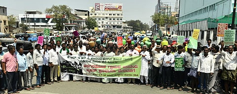 ಬಳ್ಳಾರಿಯ ಡಿಸಿ ಕಚೇರಿ ಮುಂಭಾಗದಲ್ಲಿ ಹರಗಿನಡೋಣಿ ಗ್ರಾಮದಲ್ಲಿ ಕುಡಿಯುವ ನೀರಿನ ಕೆರೆ ನಿರ್ಮಿಸುವಂತೆ ಪ್ರತಿಭಟನೆ ನಡೆಯಿತು. ಅಧ್ಯಕ್ಷ ಆರ್.ಸೋಮಶೇಖರಗೌಡ, ಪದಾಧಿಕಾರಿಗಳಾದ ಎ.ದೇವದಾಸ್,  ಡಿ.ನಾಗಲಕ್ಷ್ಮೀ, ಆರ್.ಶಿವರಾಮ ರೆಡ್ಡಿ, ಈರಣ್ಣ, ಬಿ.ಹನುಮಂತಪ್ಪ ಇತರರಿದ್ದರು.