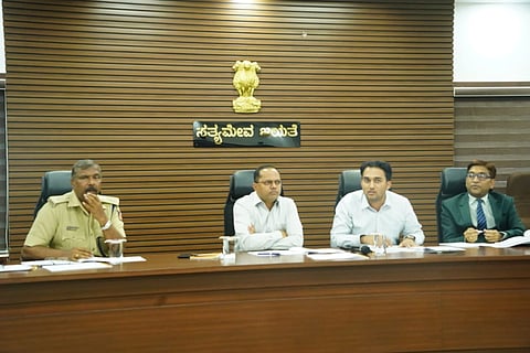 ಬಳ್ಳಾರಿಯ ಡಿಸಿ ಕಚೇರಿ ಸಭಾಂಗಣದಲ್ಲಿ ಆಯೋಜಿಸಿದ್ದ ಪ್ರಗತಿ ಪರಿಶೀಲನಾ ಸಭೆಯಲ್ಲಿ ಡಿಸಿ ನಾಗೇಂದ್ರ ಪ್ರಸಾದ್ ಕೆ. ಮಾತನಾಡಿದರು. ಜಿಪಂ ಸಿಇಒ ಮಹಮ್ಮದ್ ಹ್ಯಾರಿಸ್ ಸುಮೈರ್, ಹಿರಿಯ ಸಿವಿಲ್ ನ್ಯಾಯಾಧೀಶ ರಾಜೇಶ್ ಎನ್.ಹೊಸಮನೆ, ಎಎಸ್ಪಿ ನವೀನ್ ಕುಮಾರ ಇದ್ದರು.
