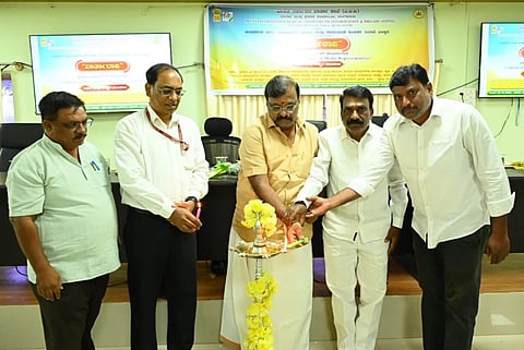 ಬಳ್ಳಾರಿಯ ಜಿಪಂ ಸಭಾಂಗಣದಲ್ಲಿ ಆಯೋಜಿಸಿದ್ದ ವಾರ್ತಾಲಾಪ ಮಾಧ್ಯಮ ಕಾರ್ಯಾಗಾರವನ್ನು ಲಿಡ್ಕರ್ ಅಧ್ಯಕ್ಷ  ಮುಂಡರಗಿ ನಾಗರಾಜ ಉದ್ಘಾಟಿಸಿದರು. ಕಾನಿಪ ಸಂಘದ ಜಿಲ್ಲಾಧ್ಯಕ್ಷ ಎನ್.ವೀರಭದ್ರಗೌಡ, ಮೇಯರ್ ಪಿ.ಗಾದೆಪ್ಪ, ಪಿಐಬಿ ಬೆಂಗಳೂರಿನ ಹೆಚ್ಚುವರಿ ಮಹಾನಿರ್ದೇಶಕ ಎಸ್.ಜಿ.ರವೀಂದ್ರ, ವಾರ್ತಾ ಇಲಾಖೆಯ ಸಹಾಯಕ ನಿರ್ದೇಶಕ ಗುರುರಾಜ್ ಇದ್ದರು.