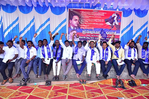 ಬಳ್ಳಾರಿಯ ಡಿಸಿ ಕಚೇರಿ ಮುಂಭಾಗದಲ್ಲಿ  ರಾಜ್ಯ ದಲಿತ ಸಂಘರ್ಷ ಸಮಿತಿಯಿಂದ  ಪ್ರತಿಭಟನೆ ನಡೆಯಿತು. ರಾಜ್ಯ ಸಂಘಟನಾ ಸಂಚಾಲಕ ಎ.ಮಾನಯ್ಯ, ಪದಾಧಿಕಾರಿಗಳಾದ  ಎಚ್.ಬಿ.ಗಂಗಪ್ಪ, ದೇವದಾಸ್ ಕೆ., ಎಚ್.ಆಂಜನೇಯ, ಕೊಳಗಲ್ಲು ಮಲ್ಲಯ್ಯ, ಬಿ.ರಮೇಶ್, ಜಿ.ಪಂಪಾಪತಿ ಇದ್ದರು