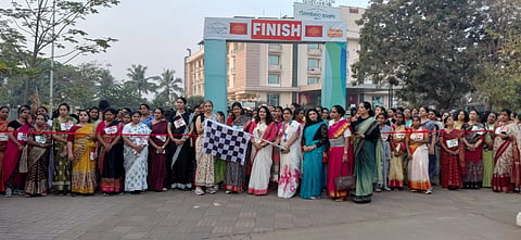 ಬಳ್ಳಾರಿಯ ಅಲ್ಲಂಭವನದಲ್ಲಿ ಆಯೋಜಿಸಿದ್ದ ಸ್ಯಾರಿಥಾನ್‌ಗೆ ಅದ್ಯ ಸಂಸ್ಥೆಯ ಪರಿಚಾಲಕಿ ಅಲ್ಲಂ ರಚನಾ ವಿನಾಯಕ ಚಾಲನೆ ನೀಡಿದರು. ಫಿಟ್ನೆಸ್ ಬೋಧಕಿ ಪಲ್ಲವಿ, ವಾಣಿ, ರೂಪಶ್ರೀ, ಉಜ್ವಲಾ ಇತರರಿದ್ದರು.