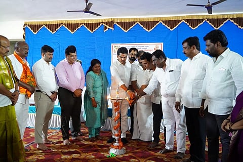ಬಳ್ಳಾರಿಯ ಕನಕ ದುರ್ಗಮ್ಮ ದೇವಸ್ಥಾನದ ಸಭಾಂಗಣದಲ್ಲಿ ಆಯೋಜಿಸಿದ್ದ ಸಿಡಿಬಂಡಿ ರಥೋತ್ಸವ ಪೂರ್ವಭಾವಿ ಸಭೆಯ ಕಾರ್ಯಕ್ರಮವನ್ನು ಶಾಸಕ ನಾರಾಭರತರೆಡ್ಡಿ ಉದ್ಘಾಟಿಸಿದರು. ಎಸಿ ರಾಜೇಶ್ ಎಚ್.ಡಿ., ಪಾಲಿಕೆ ಆಯುಕ್ತ ಪಿ.ಮಂಜುನಾಥ,  ಹಿಂದೂ ಧಾರ್ಮಿಕ ಸಂಸ್ಥೆಗಳು ಮತ್ತು ಧರ್ಮಾದಾಯ ದತ್ತಿ ಇಲಾಖೆಯ ಎಸಿ ಎಚ್.ಸವಿತಾ, ಮೇಯರ್ ಪಿ.ಗಾದೆಪ್ಪ ಇತರರಿದ್ದರು.
