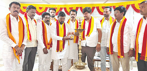 ಯಾದಗಿರಿಯಲ್ಲಿ ಕರವೇ ಜಿಲ್ಲಾ ಟಕವು ಭಾನುವಾರ ಹಮ್ಮಿಕೊಂಡ ಸಭೆಯನ್ನು ಜಿಲ್ಲಾಧ್ಯ ಟಿ.ಎನ್​.ಭೀಮು ನಾಯಕ ಉದ್ಘಾಟಿಸಿದರು. ಸಂತೋಷ ಕುಮಾರ ನಿರ್ಮಲಕರ್​, ಮಲ್ಲು ಮಾಳಿಕೇರಿ, ಅಂಬರೀಶ ಕಟ್ಟಿಮನಿ, ವಿಶ್ವರಾಜ ಪಾಟೀಲ್​ ಇತರರಿದ್ದರು.