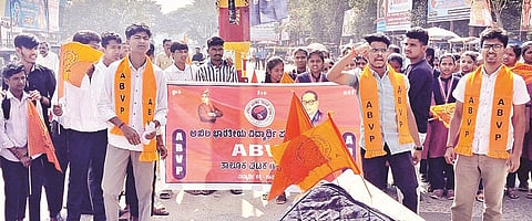 ಹಾಸ್ಟೆಲ್‌ಗಳಿಗೆ ಮೂಲ ಸೌಕರ್ಯ ಕಲ್ಪಿಸುವಂತೆ ಒತ್ತಾಯಿಸಿ ಅಖಿಲ ಭಾರತೀಯ ವಿದ್ಯಾರ್ಥಿ ಪರಿಷತ್ ತಾಲೂಕು ಘಟಕದ ಸದಸ್ಯರು ಗಂಗಾವತಿ ಶ್ರೀಕೃಷ್ಣದೇವರಾಯ ವೃತ್ತದಲ್ಲಿ ಮಂಗಳವಾರ ಪ್ರತಿಭಟನೆ ನಡೆಸಿದರು. ರಾಜ್ಯ ಸಹ ಸಂಚಾಲಕ ಅಭಿಷೇಕ ಹಿರೇಮಠ, ಪದಾಧಿಕಾರಿಗಳಾದ ಕಿರಣವಸದ್, ಹನುಮೇಶ, ವಿನಯ್ ಇತರರಿದ್ದರು.