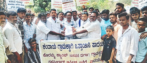 ಗಂಗಾವತಿಯಲ್ಲಿ ಗ್ರೇಡ್ 2 ತಹಸೀಲ್ದಾರ್ ಮಹಾಂತಗೌಡಗೌಡರ್‌ಗೆ ಸೋಮವಾರ ಕೊರಮ್ಮ ಕ್ಯಾಂಪ್ ನಿವಾಸಿಗಳು ಮನವಿ ಸಲ್ಲಿಸಿದರು. ಗ್ಯಾರಂಟಿ ಯೋಜನೆ ಅನುಷ್ಠಾನ ಸಮಿತಿ ತಾಲೂಕಾಧ್ಯಕ್ಷ ಡಾ.ಕೆ.ವಿ.ಬಾಬು, ಗ್ರಾಪಂ ಮಾಜಿ ಅಧ್ಯಕ್ಷೆ ಹುಲಿಗೆಮ್ಮ ನಾಯಕ, ವಿಎಸ್ಸೆಸ್ಸೆನ್ ಮಾಜಿ ಅಧ್ಯಕ್ಷ ಹೊನ್ನಪ್ಪ ನಾಯಕ ಇತರರಿದ್ದರು.