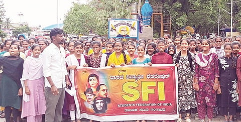 ಹಾಸ್ಟೆಲ್‌ಗಳನ್ನು ಆರಂಭಿಸುವಂತೆ ಒತ್ತಾಯಿಸಿ ಎಸ್‌ಎ್ಐ ತಾಲೂಕು ಸಮಿತಿ ಸದಸ್ಯರು ಗಂಗಾವತಿ ಬಾಬೂ ಜಗಜೀನವರಾಮ್ ವೃತ್ತದಲ್ಲಿ ಮಂಗಳವಾರ ಪ್ರತಿಭಟನೆ ನಡೆಸಿದರು.ರಾಜ್ಯ ಸಹ ಸಂಚಾಲಕ ಶರ್ೀ, ಜಿಲ್ಲಾಧ್ಯಕ್ಷ ಶಿವಕುಮಾರ, ಯು.ನಾಗರಾಜ್,  ಪದಾಧಿಕಾರಿಗಳಾದ ಮಾರುತಿ, ರೇಷ್ಮಾ, ಚೈತ್ರಾ, ಸುಚಿತ್ರಾ ಇತರರಿದ್ದರು.